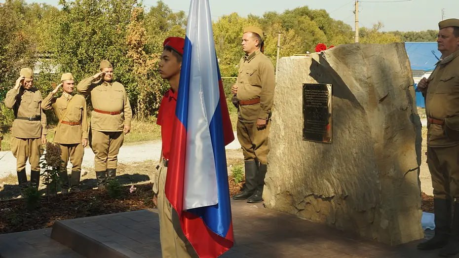 В Костенках открыли  памятный знак в честь солдат и офицеров 141-й стрелковой дивизии Ра.