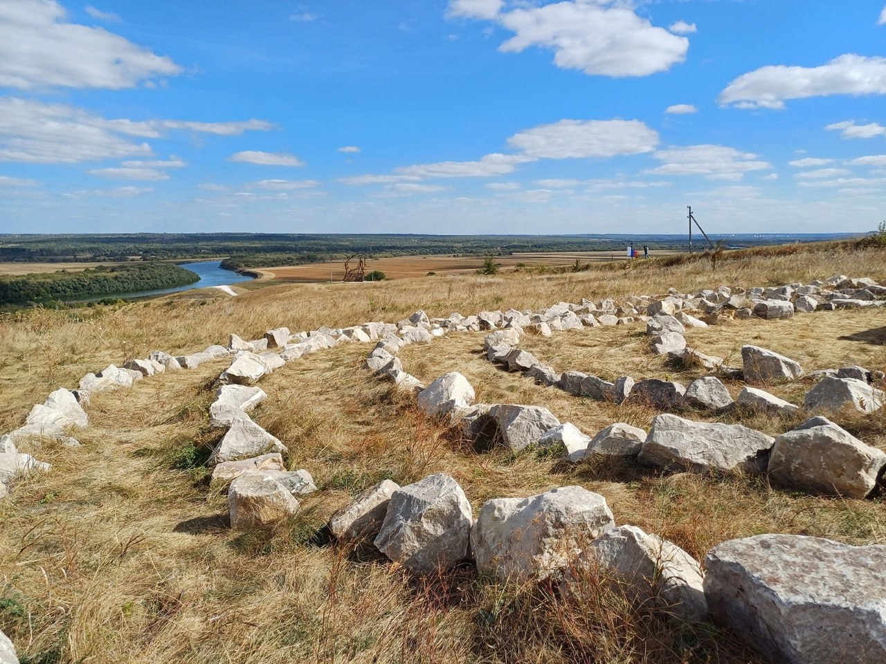 У въезда в село Костенки появился каменный лабиринт.